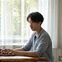 정돈된 공간에서 노트북으로 작업하는 30대 직장인